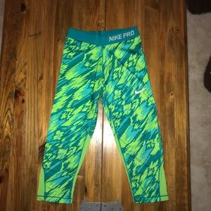 ❤️Nike Pro Green and Teal Camo Capri Leggings YXL
